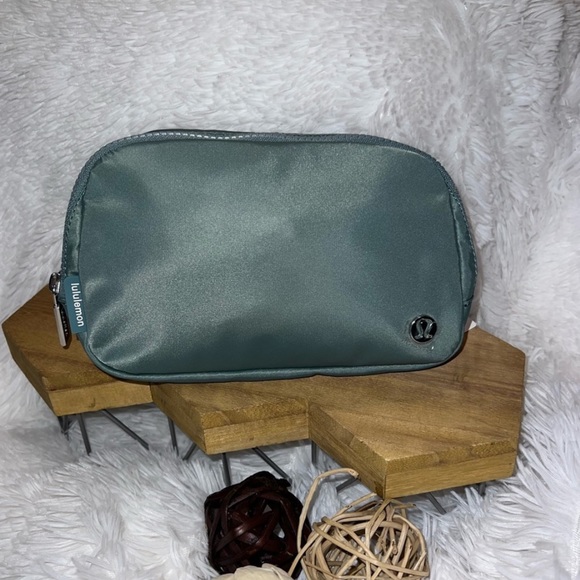 Lululemon Tidewater Teal Belt Bag - Picture 3 of 5